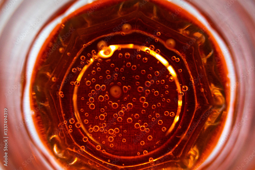 vista macro dall'alto di un bicchiere pieno di una bevanda dolce e gassata di colore rosso