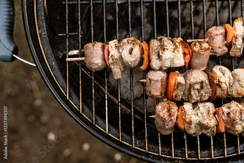 Obraz na płótnie spiedini di carne e peperoni mentre vengono cucinati su una griglia w salonie