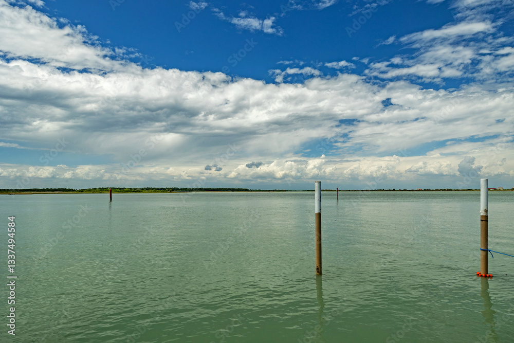 vista panoramica su una bellissima area lagunare di mare del mare Adriatico, lungo la costa nella regione Veneto, nel nord-est Italia, di giorno, in estate