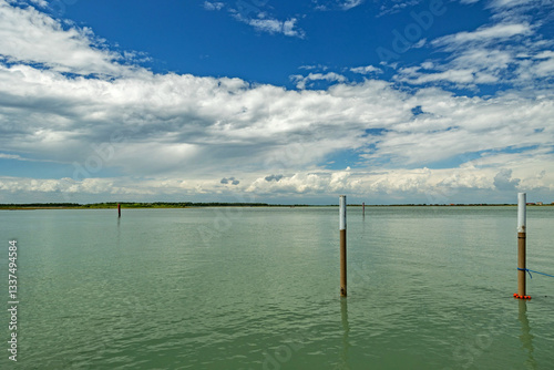 vista panoramica su una bellissima area lagunare di mare del mare Adriatico, lungo la costa nella regione Veneto, nel nord-est Italia, di giorno, in estate