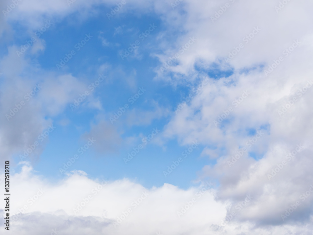 Obraz premium 春の変わり易い天気 青空と雲02