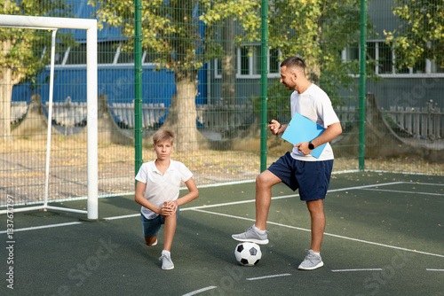 Young man training teenage ...