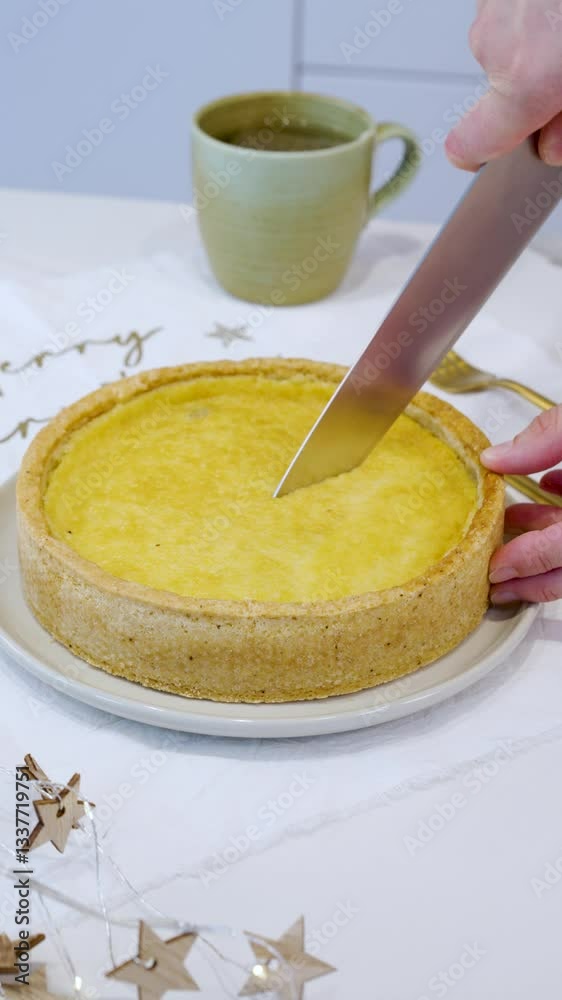 Cortando una porción de torta y levantándola. Footage de cocina, repostería, comida casera 