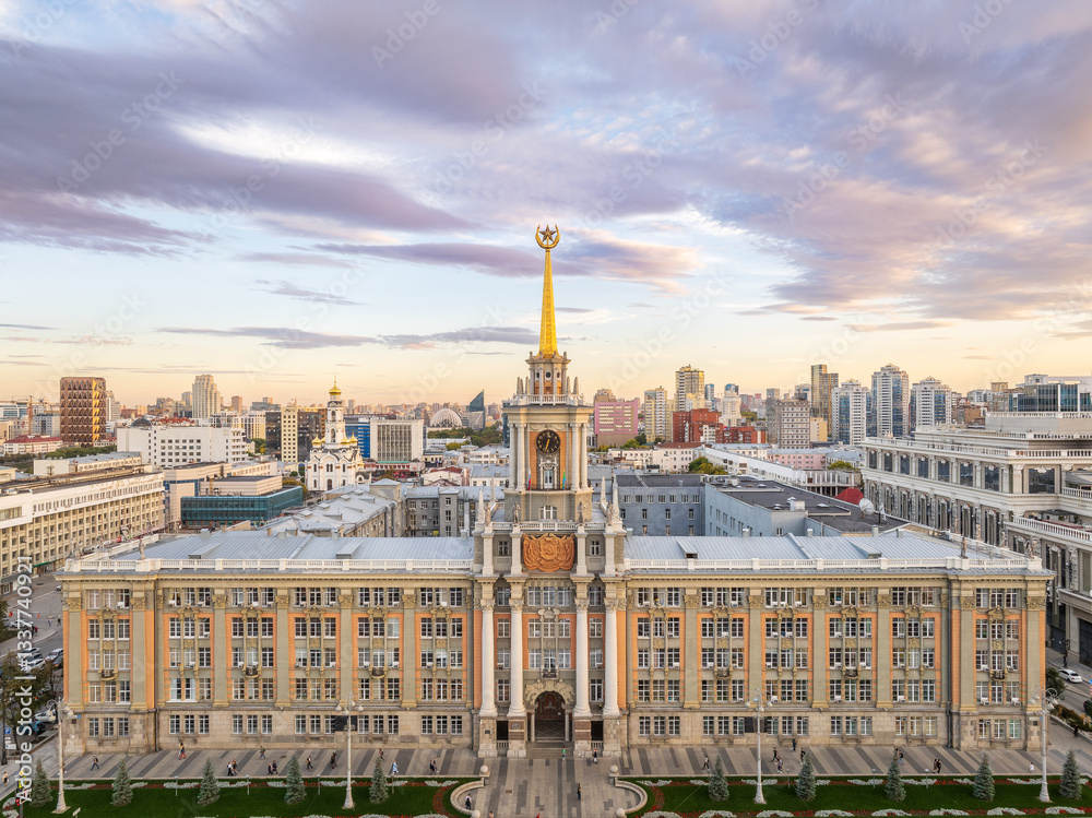 Obraz premium Yekaterinburg City Administration or City Hall and Central square at summer evening. Evening city in the summer sunset, Aerial View.
