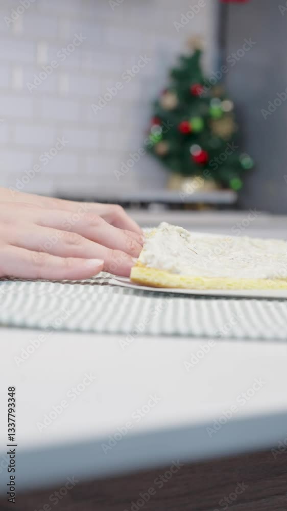 Enroscando un pionono para postre. Footage de cocina, repostería, comida casera. Navidad. Roquefort