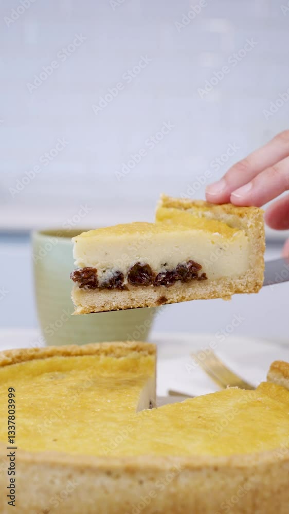 Sirviendo una porción de torta (cheesecake o tarta) en un plato. Footage de cocina, repostería, postres caseros.