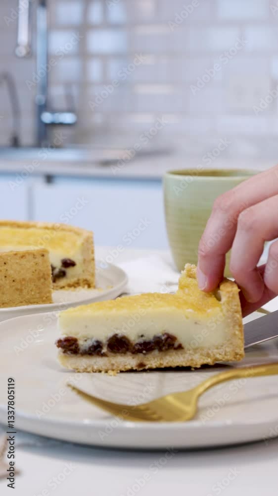 Sirviendo una porción de torta (cheesecake o tarta) en un plato. Footage de cocina, repostería, postres caseros.