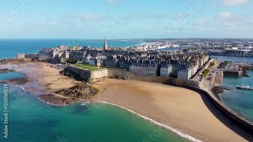 Superbe vue aérienne de Saint Malo, ville intra-muros, cité corsaire bretonne, Bretagne, France