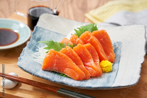 お皿に盛り付けた新鮮なサーモンの刺身