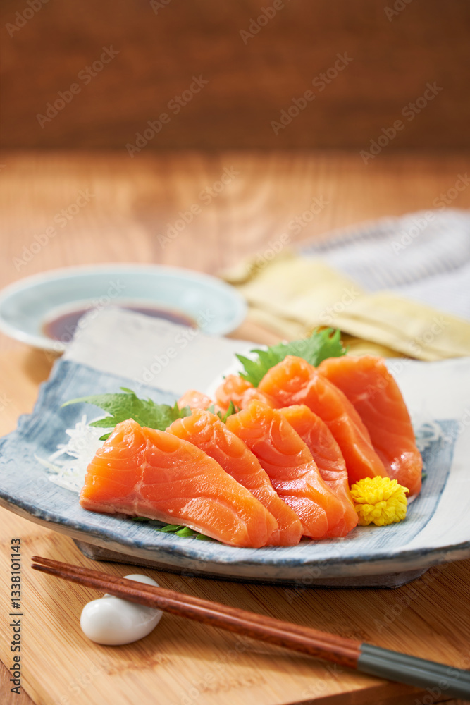 お皿に盛り付けた新鮮なサーモンの刺身