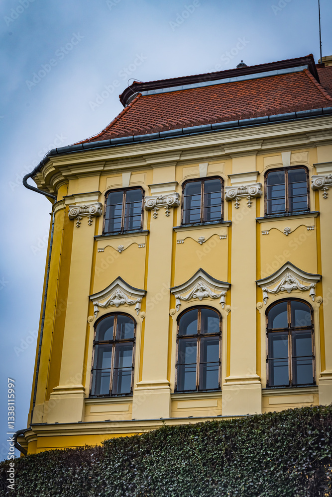 Obraz premium Buildings in Art Nouveau style from end of 19th and beginning of 20th century in old town in Oradea, Romania