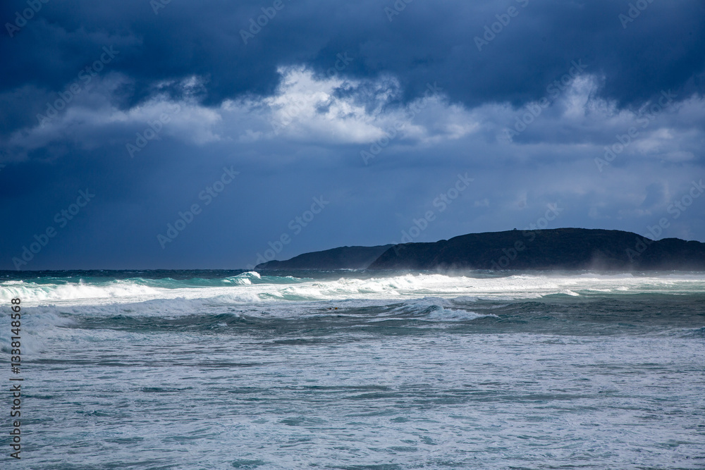 Fototapeta premium 奄美大島の自然、海景、波、流形