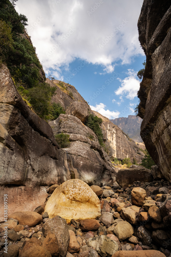 Obraz premium Boulders in the Tugela river gorge, Royal Natal National Par, Drakensberg mountains, South Africa