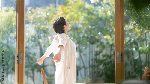 深呼吸をするミドル女性