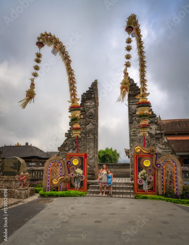 Obraz na płótnie The stunning Balinese Ulun Danu Beratan Temple gate, which is intricately decorated, stands proudly against a picturesque sky, making it must see landmark for all travelers, Bali, Indonesia w salonie