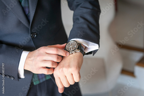 agiotaje, mano, digno, empresario, reloj, tiempo, hombre, camisa, persona, brazo, boda, gente, cronometrar, novio, indumentaria, trabajar, reloj de pulsera, muñeca, vestir, elegancia, acuerdo