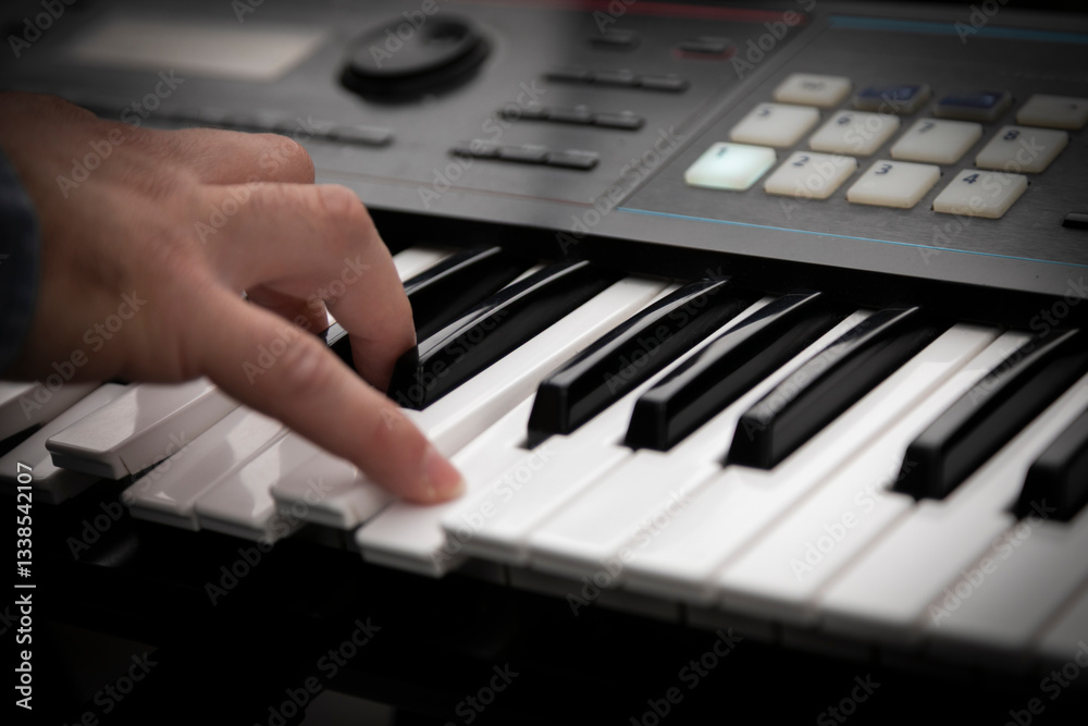 Fototapeta premium piano, música, teclado, mano, instrumento, músico, pianista, clásica, ruido, dedo, musical, negro, clave, melodioso, jazz