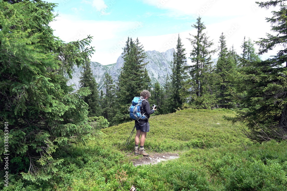 Fototapeta premium Wanderer am Lahngang bei Admont