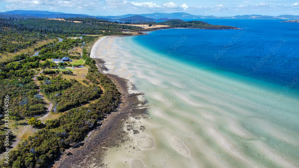 Obraz premium Sandy beach at low tide, seen from above
