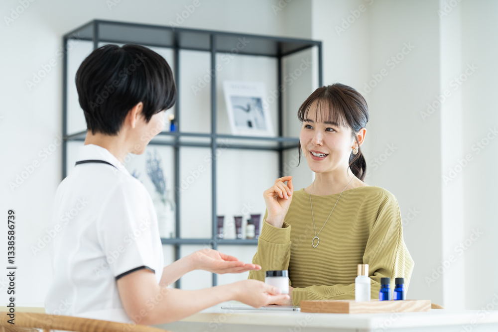 Obraz premium エステサロンで肌の相談をする若い女性