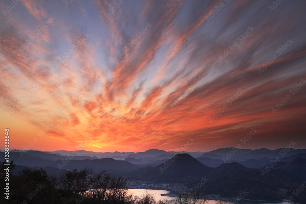 Fototapeta premium 朝焼け雲と山並み