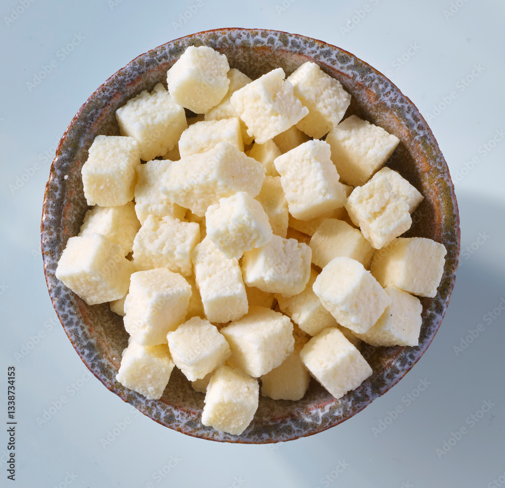 Kokoswuerfel in grauer Schale, exotik, Südfrucht, Kokosnuss, Kokoswuerfel in grauer Schale, exotik, Südfrucht, Kokosnuss,