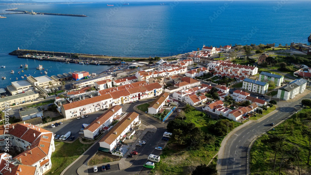 Fototapeta premium sines vista aérea, telhados e praia
