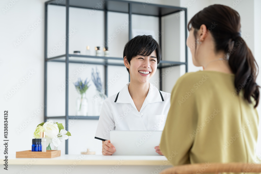 若い女性の接客をするエステサロンのセラピスト