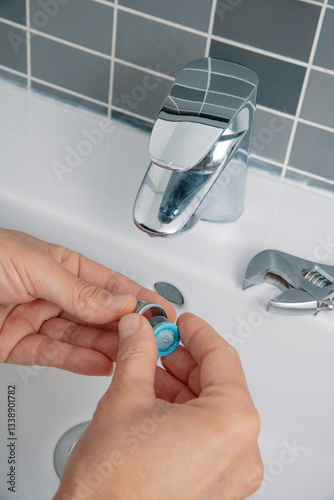 Obraz na płótnie man disassembles a sink faucet aerator w salonie