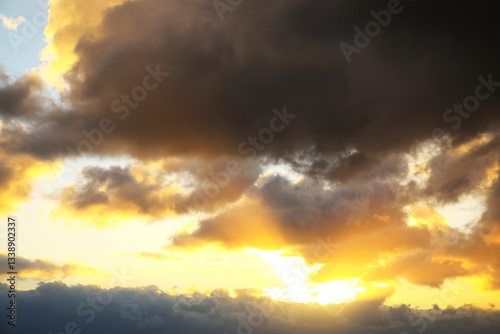 美しい夕日の光芒と夕焼け雲