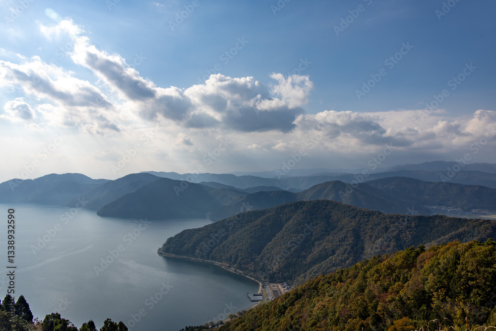 Fototapeta premium 賤ヶ岳から見下ろす琵琶湖と湖北の自然の風景