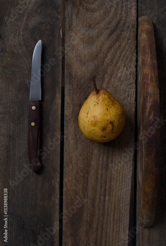 Żółta gruszka na drewnianym blacie photo