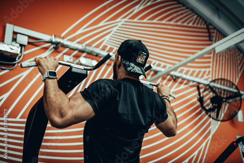 Hombre de 30 años haciendo ejercicio en un gimnasio de Bogotá, Colombia 