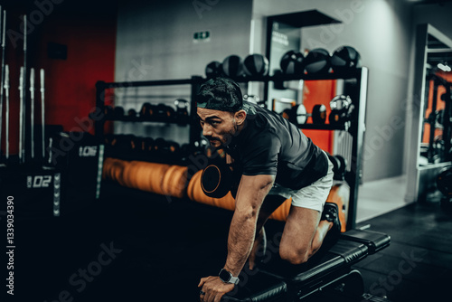 Obraz na płótnie Hombre de 30 años haciendo ejercicio en un gimnasio de Bogotá, Colombia w salonie