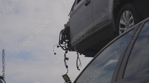 automobile rotta dopo un incidente, pronta ad essere demolita
