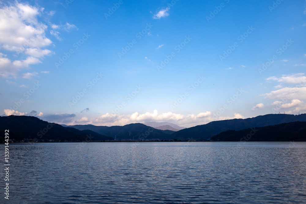 静かな山々に囲まれた余呉湖の美しい湖面と澄んだ空 静かな山々に囲まれた余呉湖の美しい湖面と澄んだ空