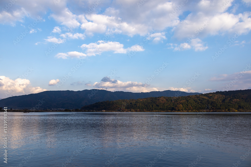 マジックアワーに染まる余呉湖と紅葉、幻想的な湖畔の風景 マジックアワーに染まる余呉湖と紅葉、幻想的な湖畔の風景