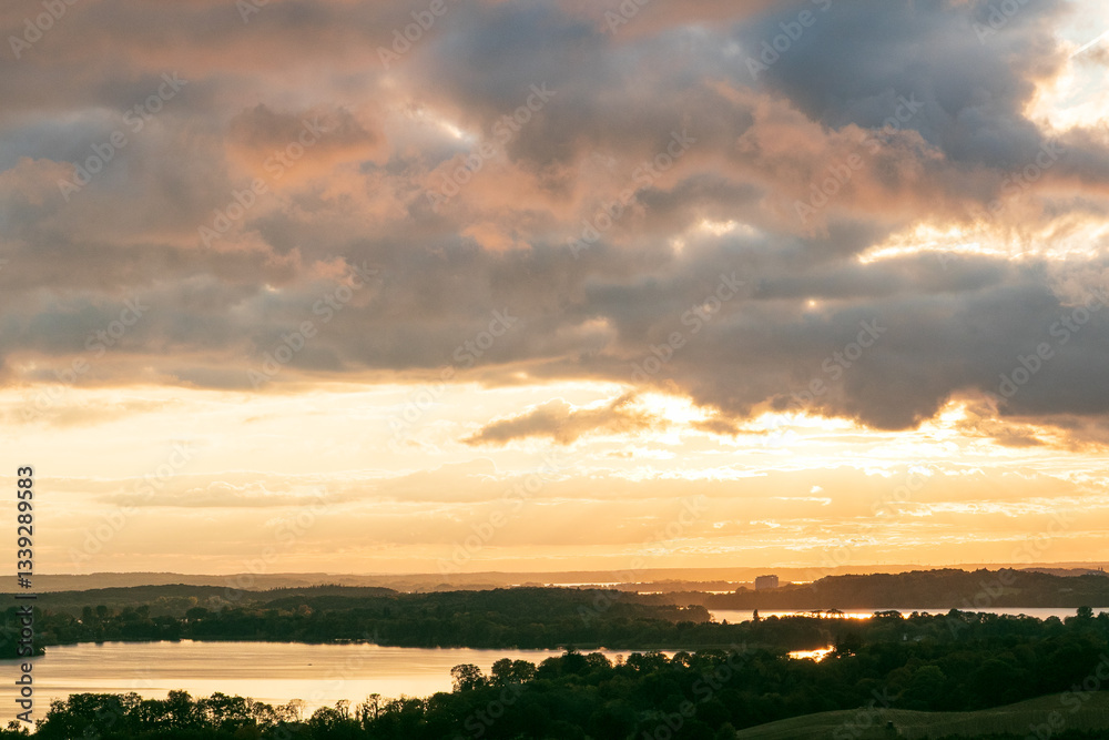 Sonnenuntergang am Dieksee mit Blick Richtung Plön vom Holzbergturm in Neversfelde