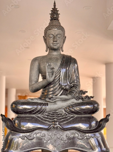Obraz na płótnie Statue of sitting Buddha in the White Temple in Thailand w salonie