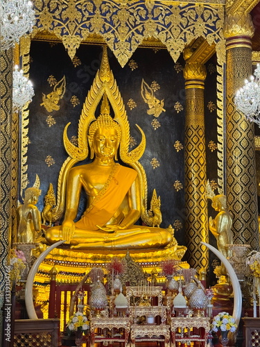 Obraz na płótnie The beautiful decorated altar with golden statue of Buddha in the temple in Thailand w salonie