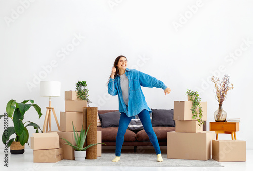 Obraz na płótnie Excited young woman dancing during home move w salonie