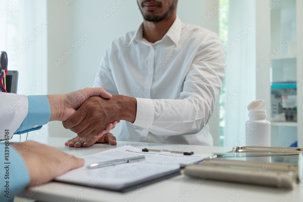 Obraz premium A young man suffering from erectile dysfunction seeks consultation with a specialist to identify the cause of his erectile dysfunction and seek treatment or cure for the erectile dysfunction.