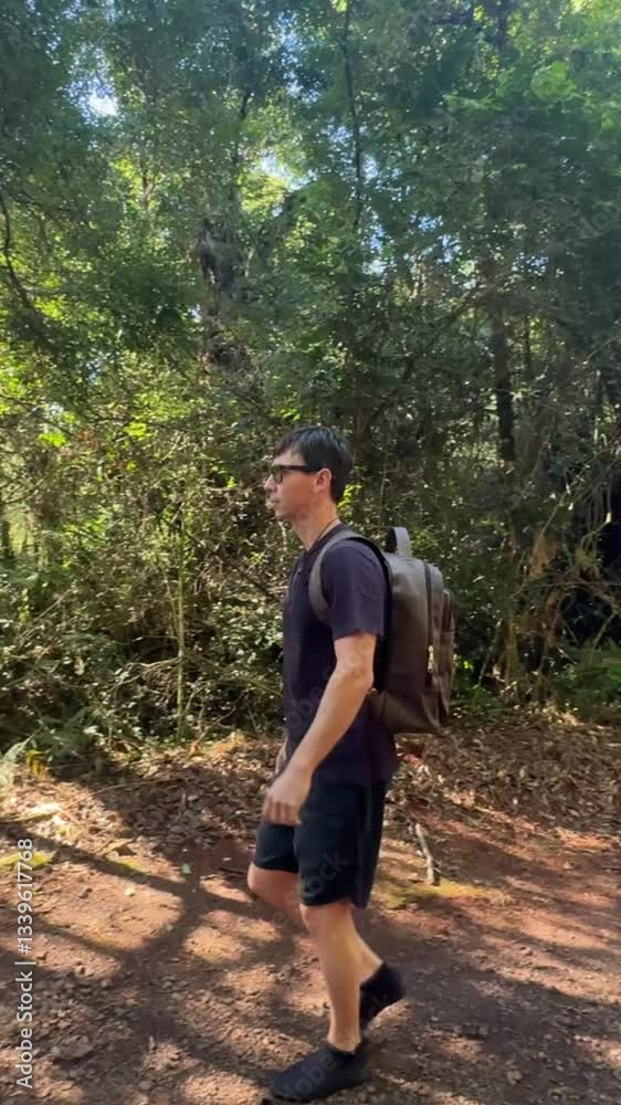 homem aventureiro com mochila em area externa no parque 