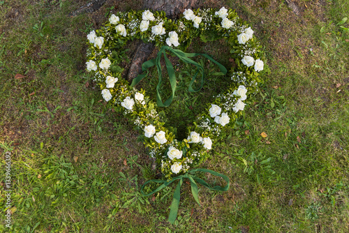 Obraz na płótnie Herz Kranz mit weißen Rosen, Blumenkranz w salonie