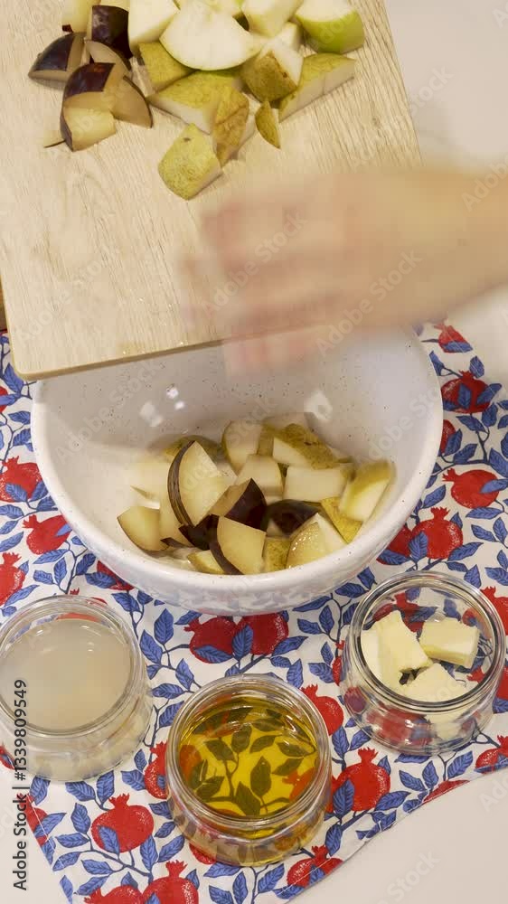 Preparando un postre de manzana. Receta fácil de postre con manzana. Footage de cocina, postre de manzana, comida casera 