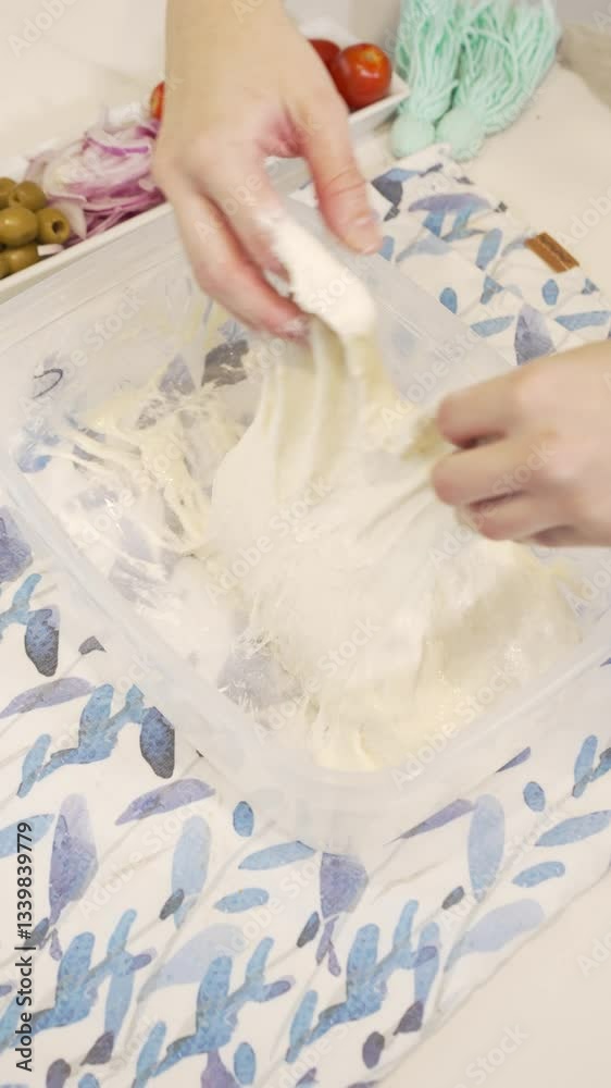 Preparando masa para focaccia o pizza. Amasado y batido. Footage de cocina, masa, pizza, focaccia