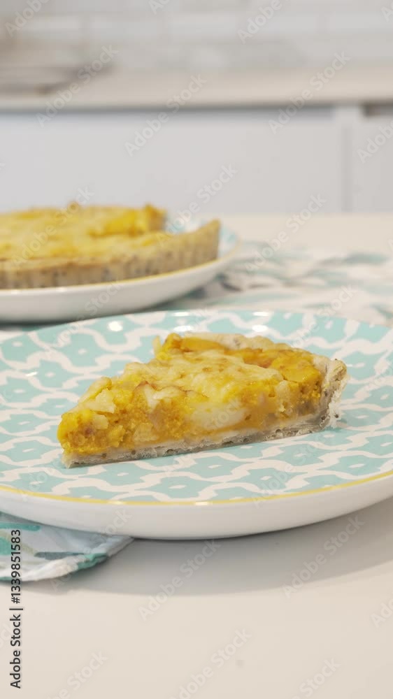 Tarta de calabaza con queso emplatada. Preparación de tarta, cocina casera. Footage de cocina, tarta, calabaza, queso Tarta de calabaza con queso emplatada. Preparación de tarta, cocina casera. Footage de cocina, tarta, calabaza, queso