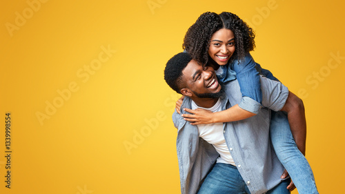 Foto A joyful couple shares a playful experience, with one person giving the other a piggyback ride