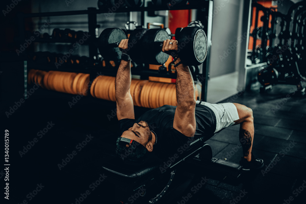 Hombre de 30 años haciendo ejercicio en un gimnasio de Bogotá, Colombia
