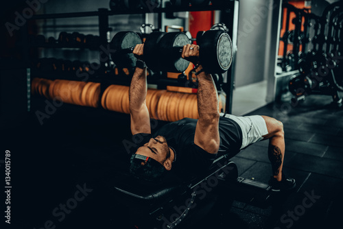 Obraz na płótnie Hombre de 30 años haciendo ejercicio en un gimnasio de Bogotá, Colombia w salonie